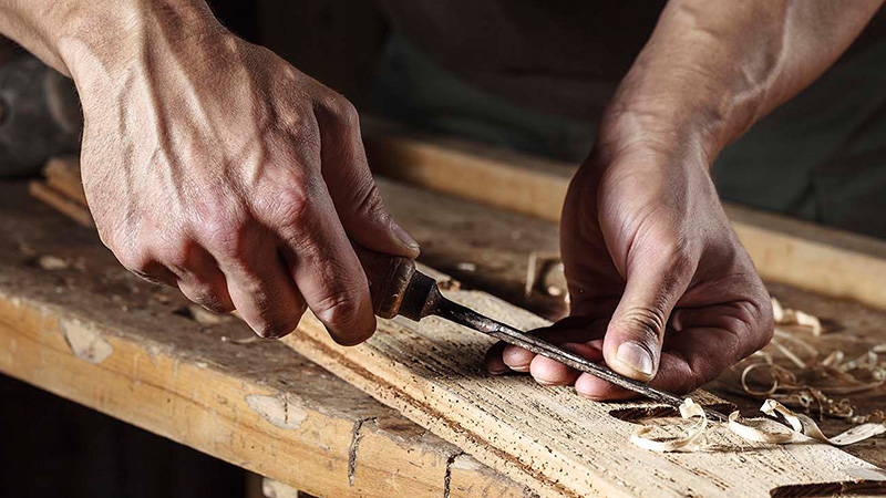 Lavorazione artigianale del legno nell'officina Mutton